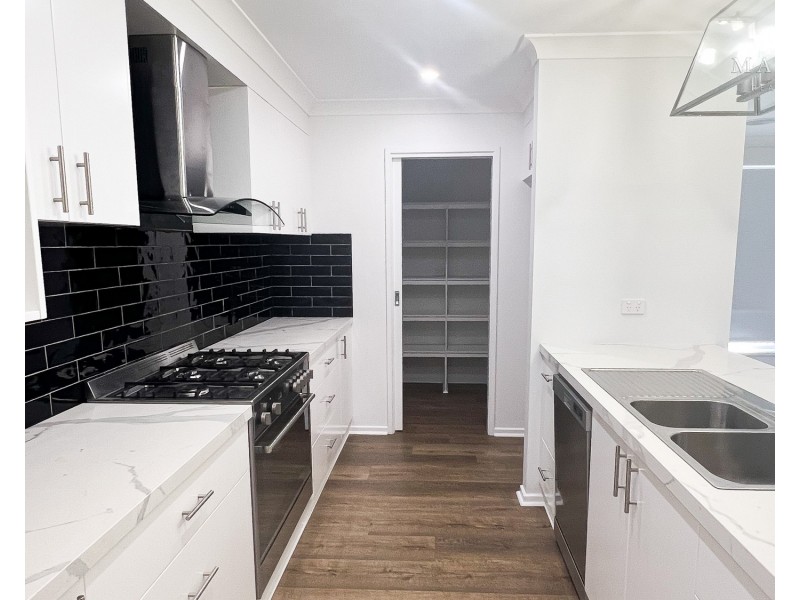 33 Paradise Drive, Gobbagombalin NSW 2650