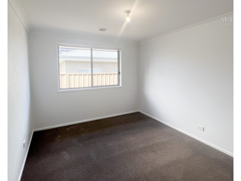33 Paradise Drive, Gobbagombalin NSW 2650