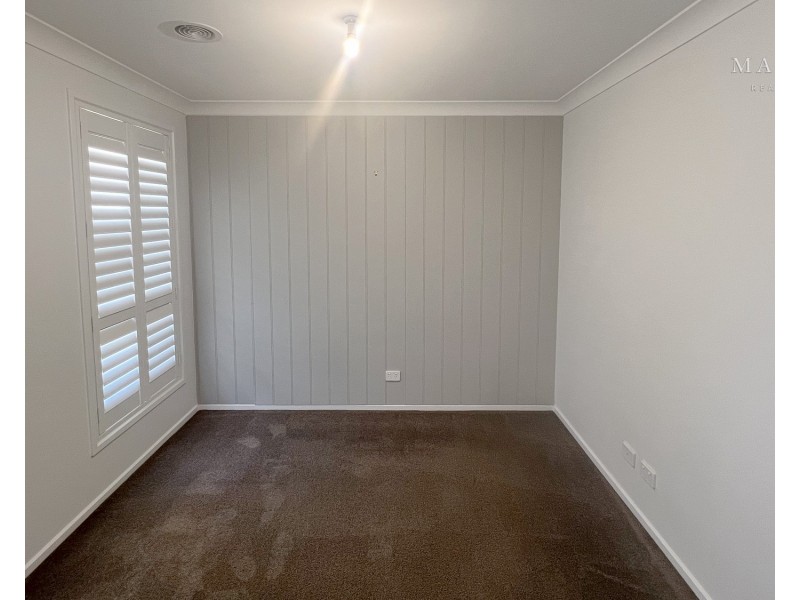 33 Paradise Drive, Gobbagombalin NSW 2650