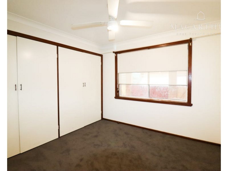 16 Pinaroo Drive, Glenfield Park NSW 2650
