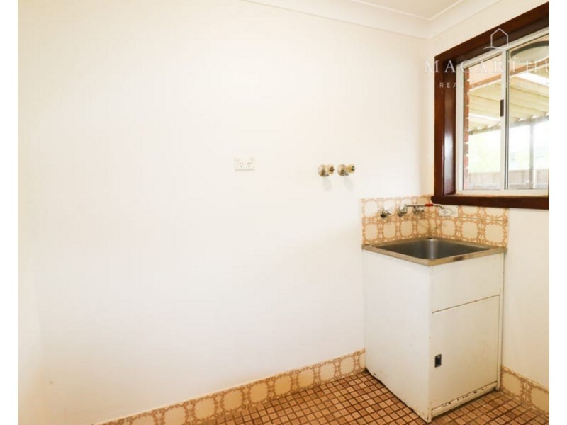 16 Pinaroo Drive, Glenfield Park NSW 2650