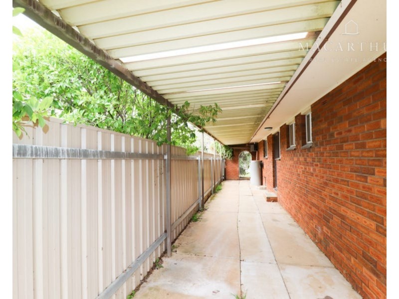 16 Pinaroo Drive, Glenfield Park NSW 2650