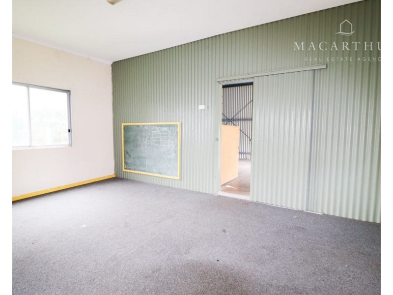 16 Pinaroo Drive, Glenfield Park NSW 2650