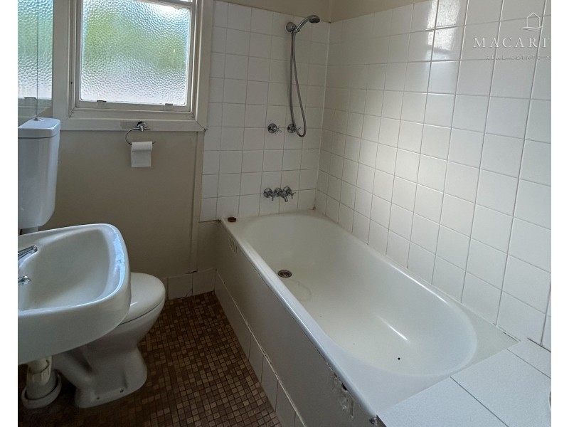 6 Phillip Avenue, Mount Austin NSW 2650