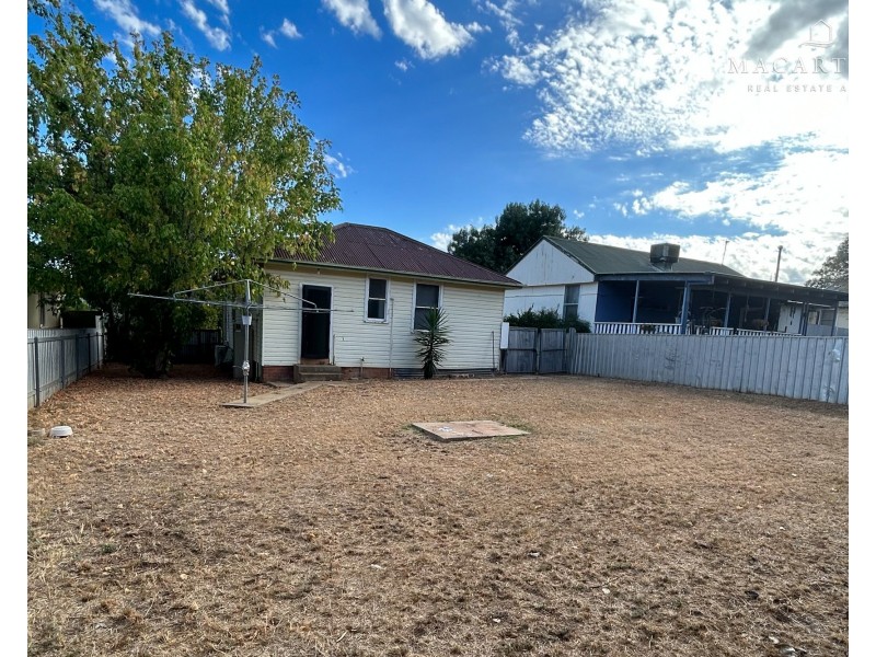 6 Phillip Avenue, Mount Austin NSW 2650