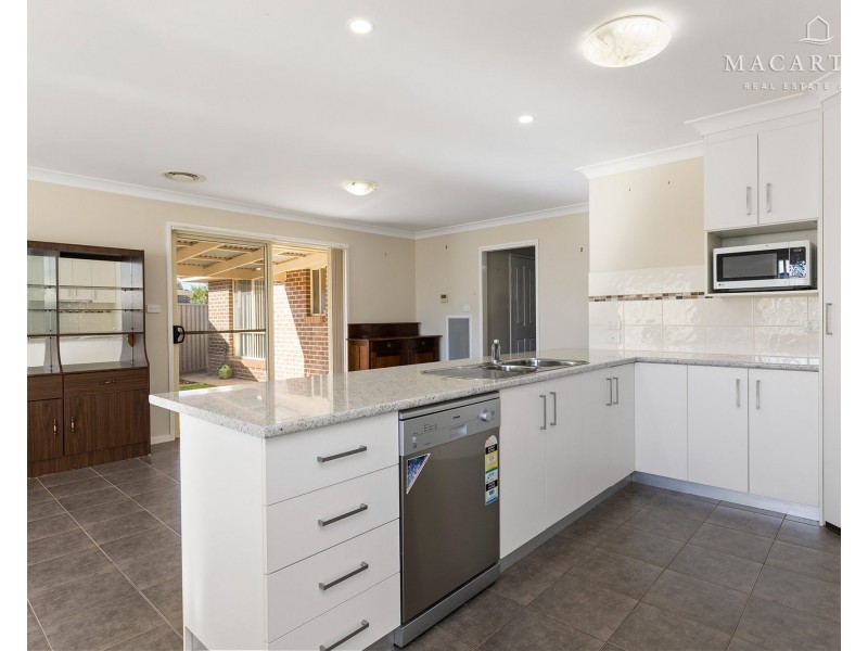 2/22 Warambee Street, Glenfield Park NSW 2650
