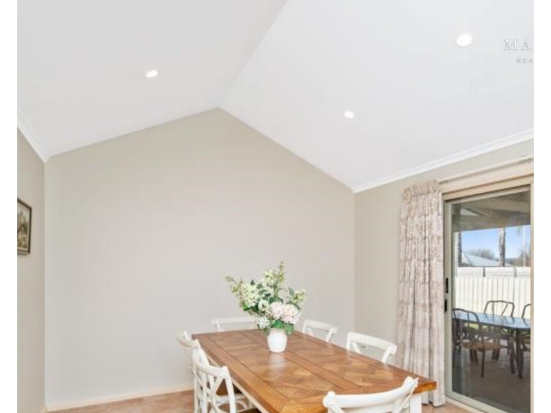 8 Woomera Place, Glenfield Park NSW 2650