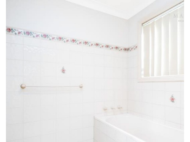 8 Woomera Place, Glenfield Park NSW 2650