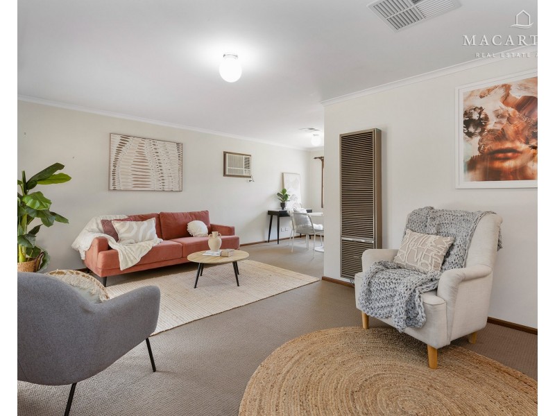 8 Dalman Parkway, Glenfield Park NSW 2650