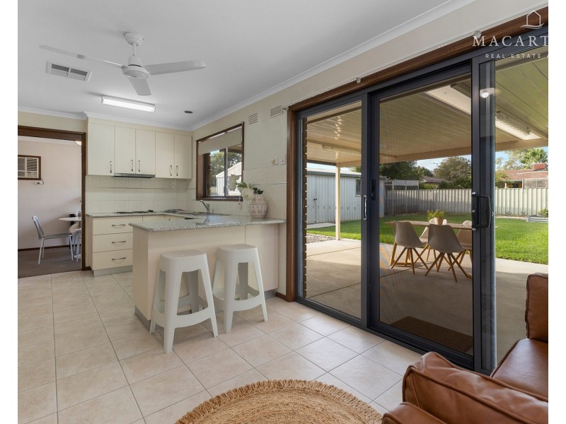 8 Dalman Parkway, Glenfield Park NSW 2650