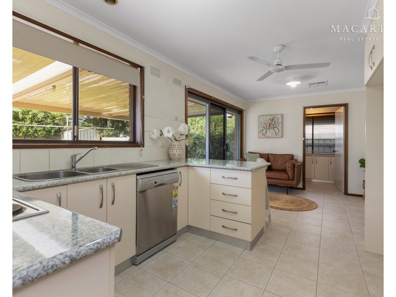 8 Dalman Parkway, Glenfield Park NSW 2650