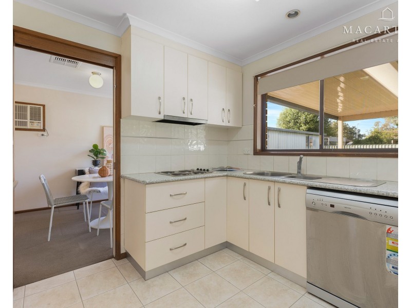 8 Dalman Parkway, Glenfield Park NSW 2650