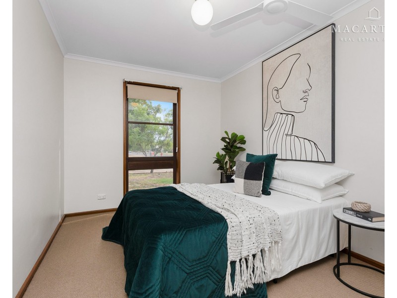 8 Dalman Parkway, Glenfield Park NSW 2650