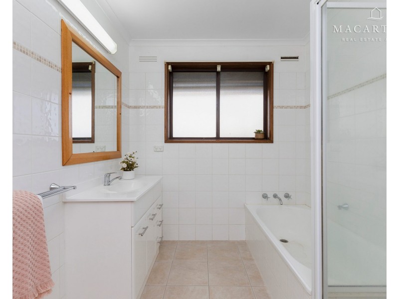 8 Dalman Parkway, Glenfield Park NSW 2650