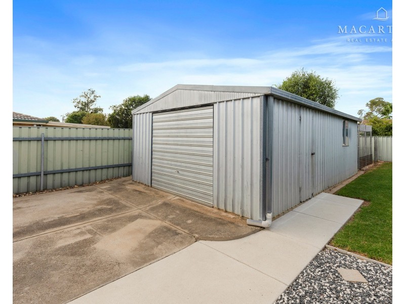 8 Dalman Parkway, Glenfield Park NSW 2650