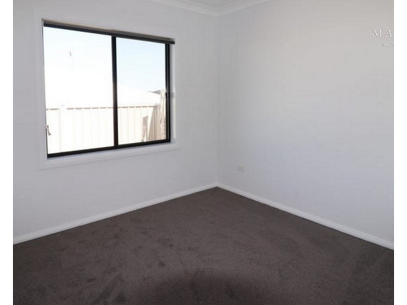 1/77 Coppabella Drive, Gobbagombalin NSW 2650