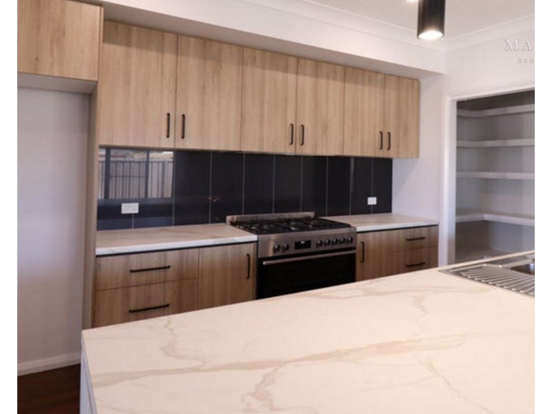 1/77 Coppabella Drive, Gobbagombalin NSW 2650