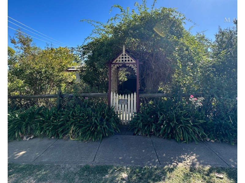 25 McKell Avenue, Mount Austin NSW 2650