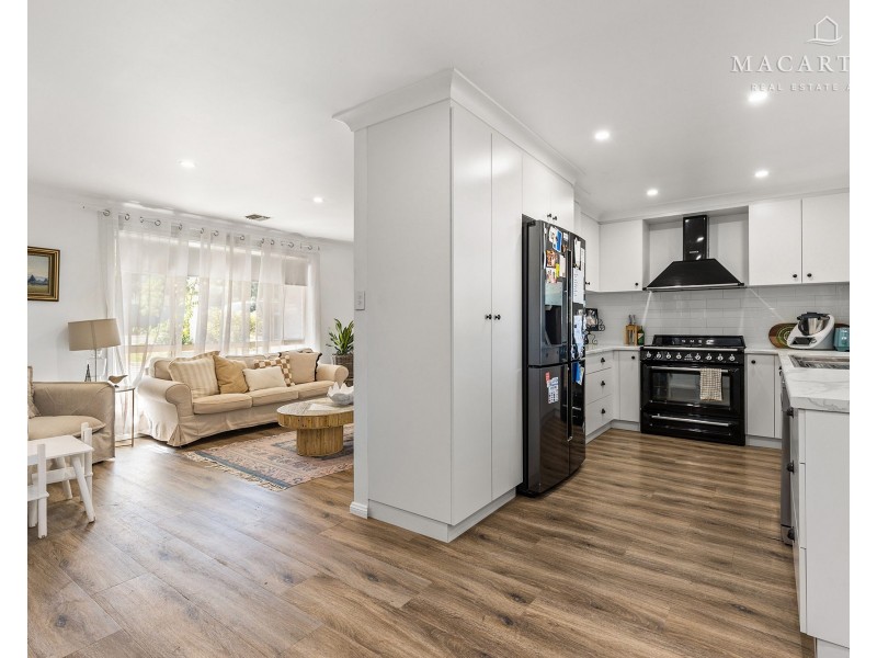 8 Schooner Place, Estella NSW 2650