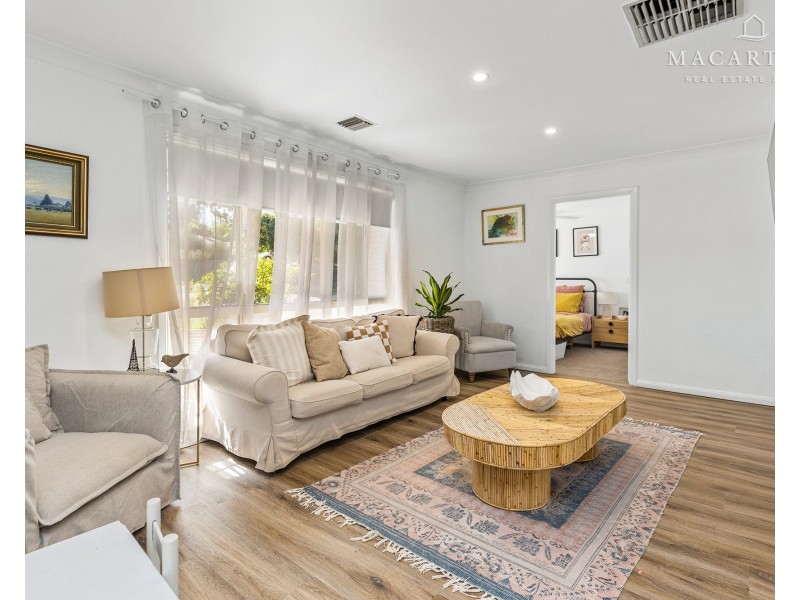 8 Schooner Place, Estella NSW 2650