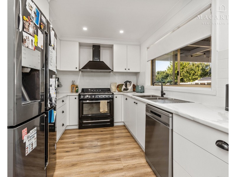 8 Schooner Place, Estella NSW 2650