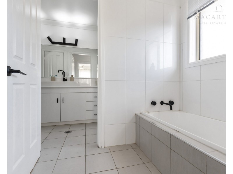 8 Schooner Place, Estella NSW 2650