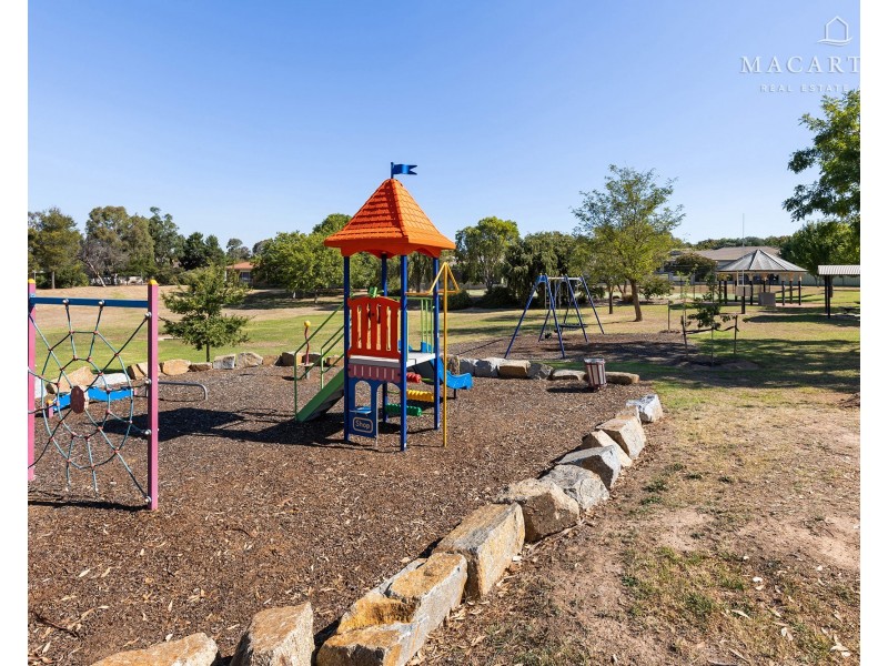 8 Schooner Place, Estella NSW 2650