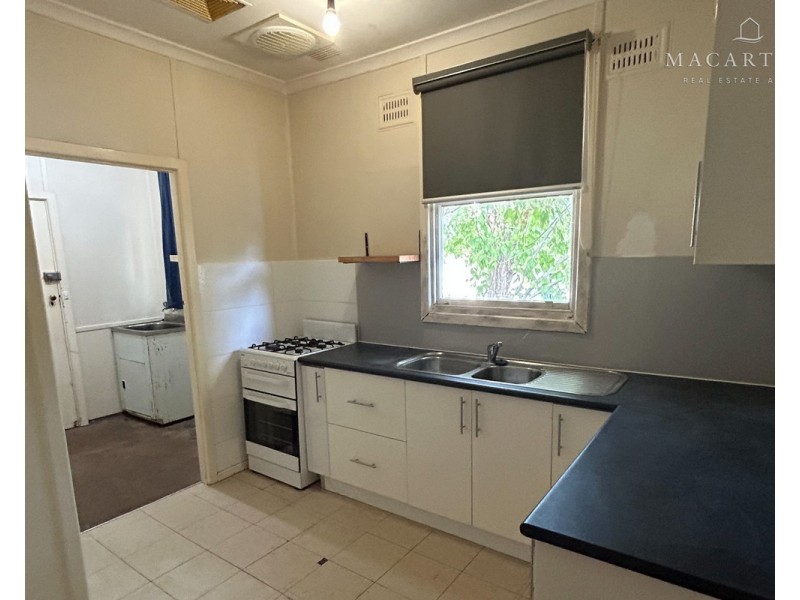 6 Phillip Avenue, Mount Austin NSW 2650