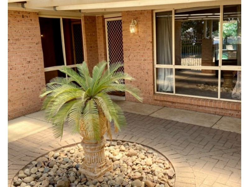 71 Dalman Parkway, Glenfield Park NSW 2650