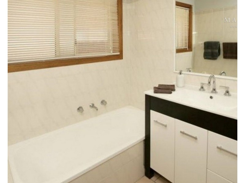 71 Dalman Parkway, Glenfield Park NSW 2650