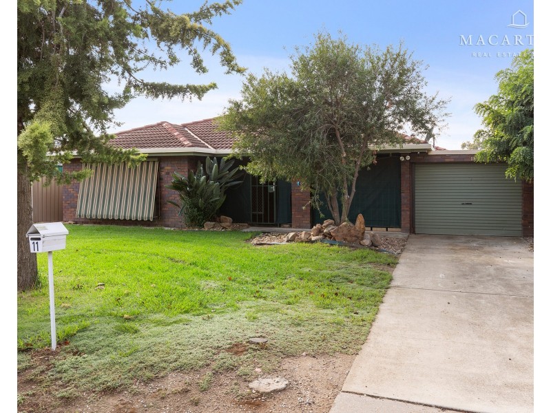 11 Pinaroo Drive, Glenfield Park NSW 2650