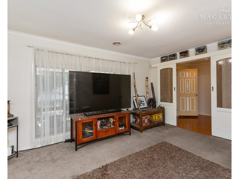 11 Pinaroo Drive, Glenfield Park NSW 2650