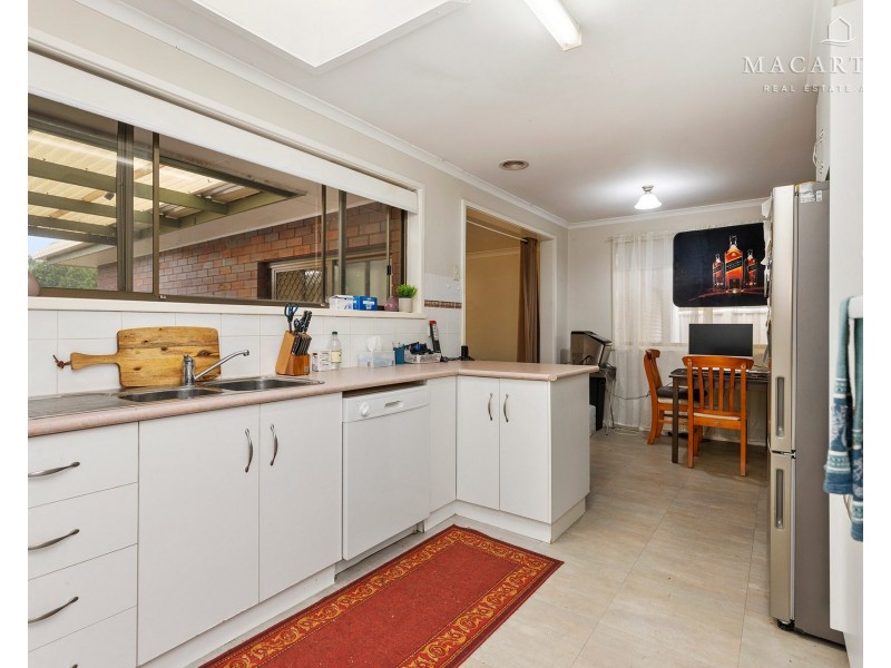 11 Pinaroo Drive, Glenfield Park NSW 2650
