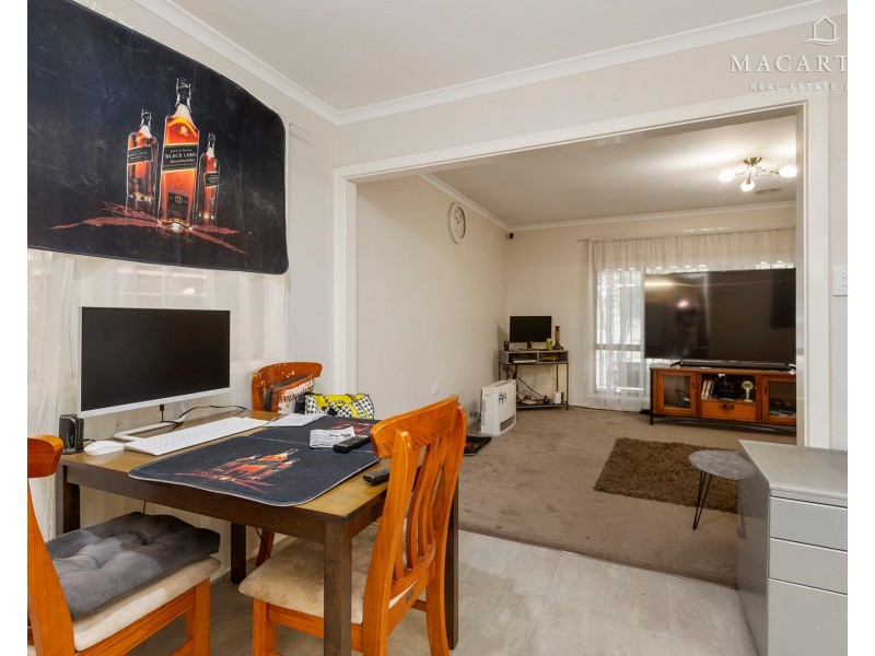 11 Pinaroo Drive, Glenfield Park NSW 2650