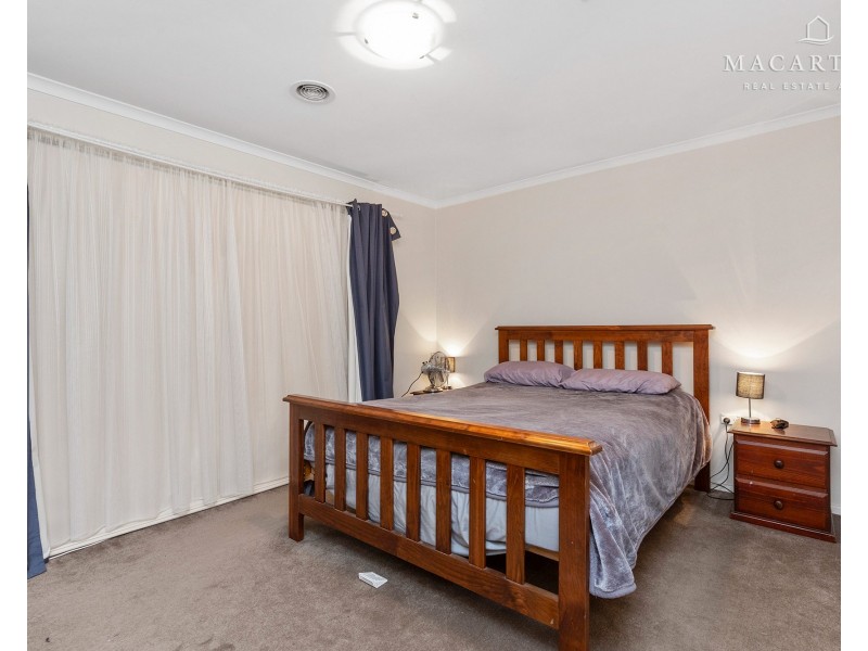11 Pinaroo Drive, Glenfield Park NSW 2650