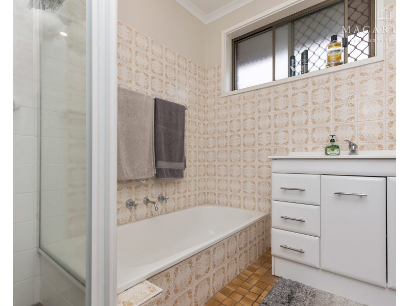 11 Pinaroo Drive, Glenfield Park NSW 2650