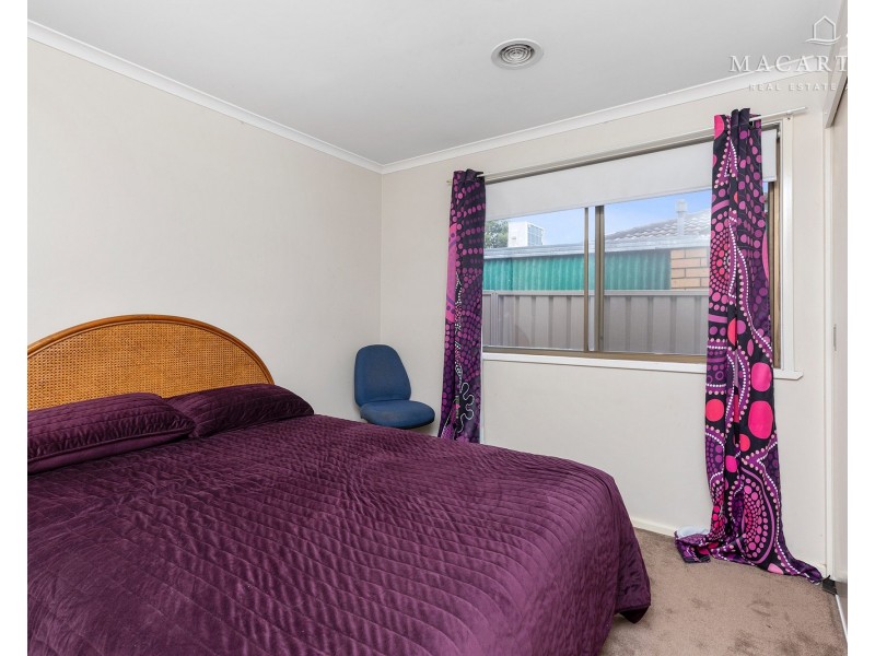11 Pinaroo Drive, Glenfield Park NSW 2650