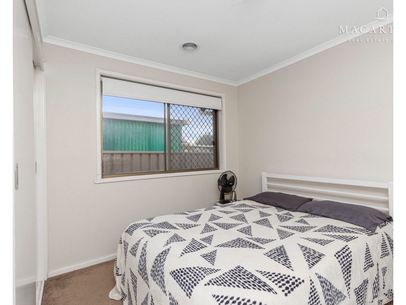 11 Pinaroo Drive, Glenfield Park NSW 2650