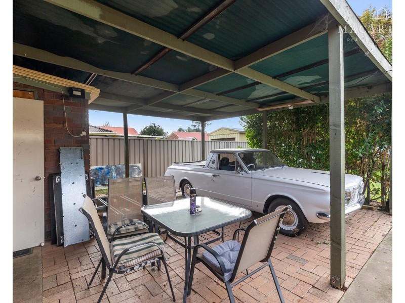11 Pinaroo Drive, Glenfield Park NSW 2650