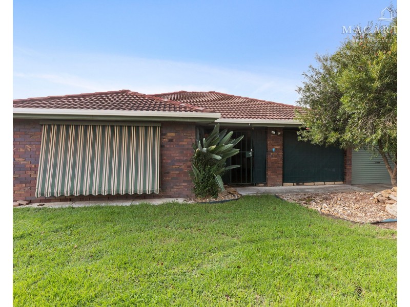 11 Pinaroo Drive, Glenfield Park NSW 2650