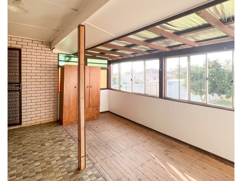 33 Leavenworth Drive, Mount Austin NSW 2650