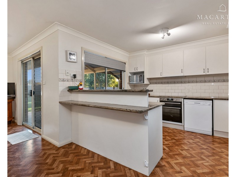 6 Yentoo Drive, Glenfield Park NSW 2650
