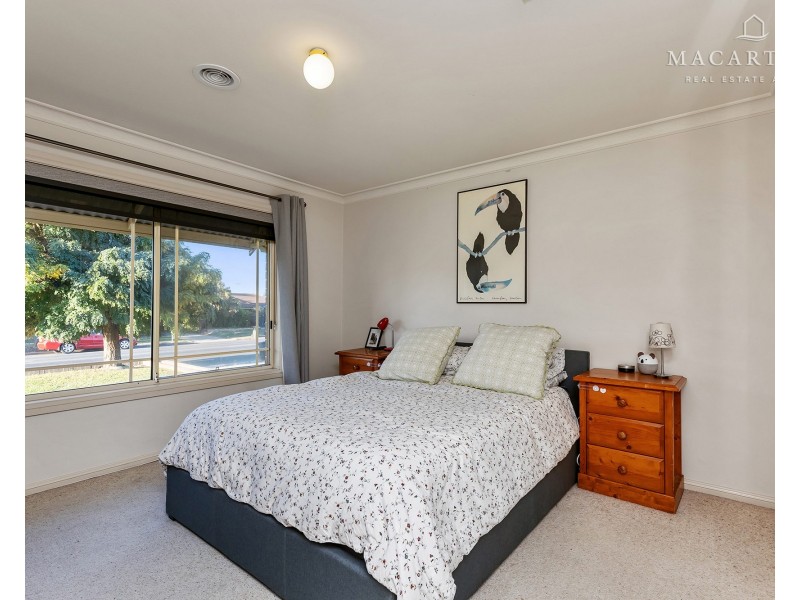 6 Yentoo Drive, Glenfield Park NSW 2650