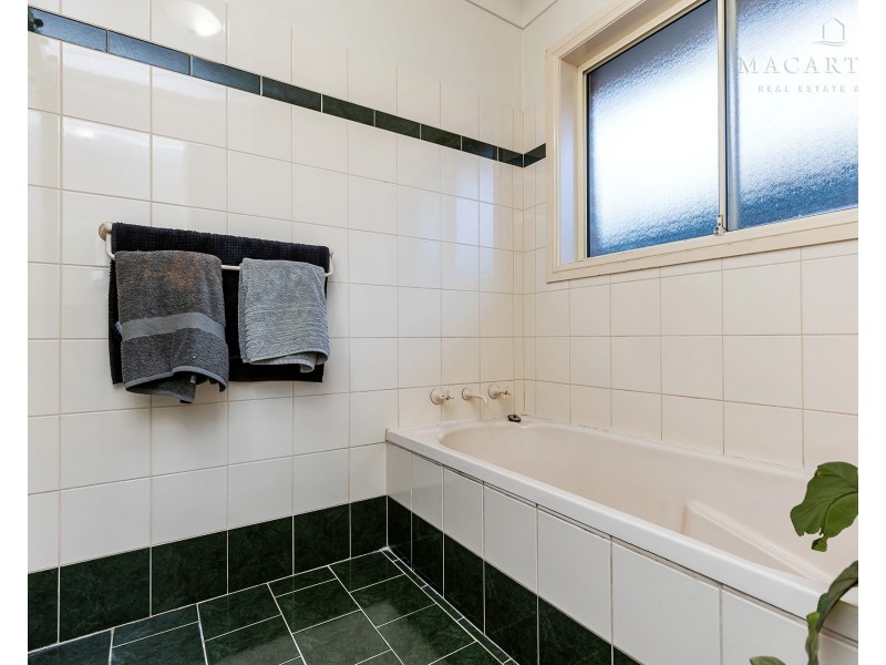 6 Yentoo Drive, Glenfield Park NSW 2650