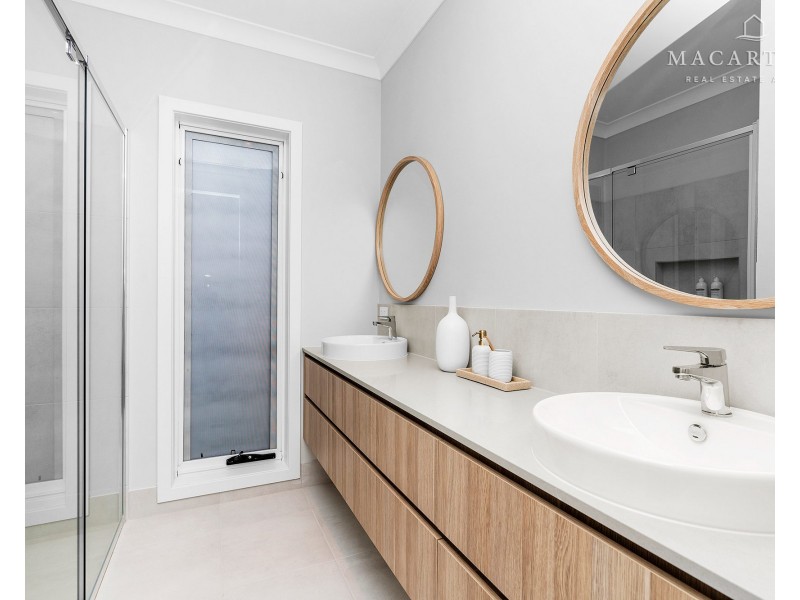 5 Dallas Avenue, Gobbagombalin NSW 2650