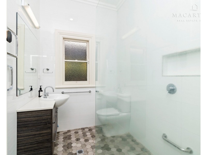 1 Sunshine Avenue, Turvey Park NSW 2650