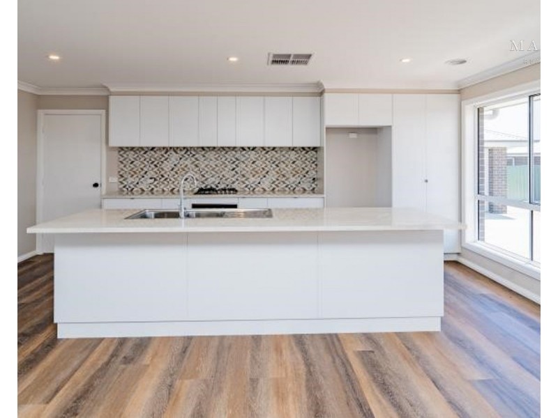 2/26 Quandong Place, Forest Hill NSW 2651