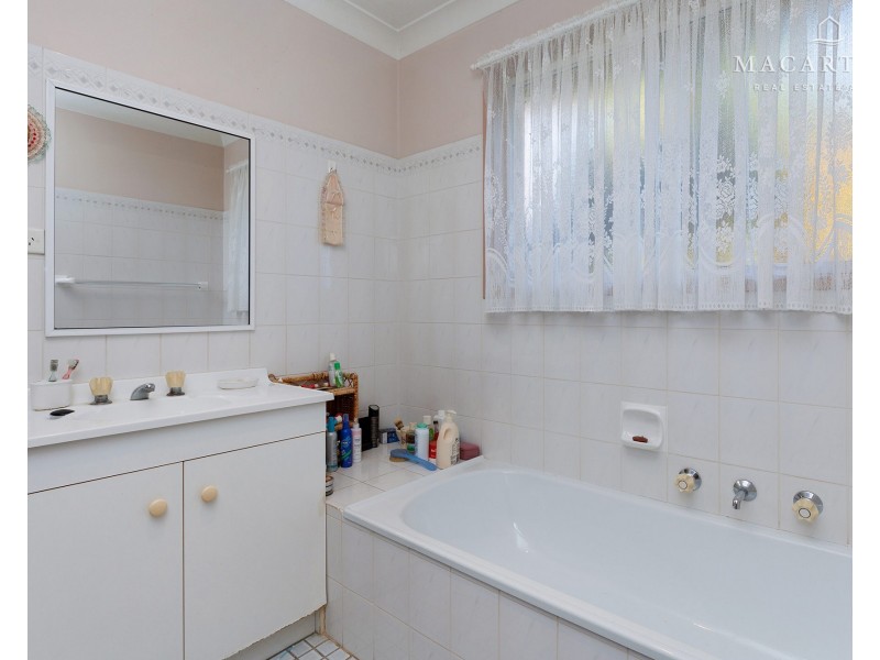 4 Toney Place, Glenfield Park NSW 2650