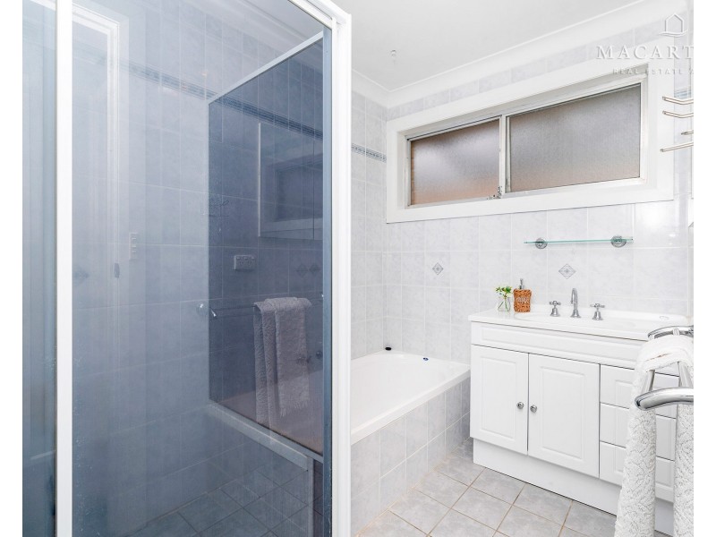 6 Dalman Parkway, Glenfield Park NSW 2650