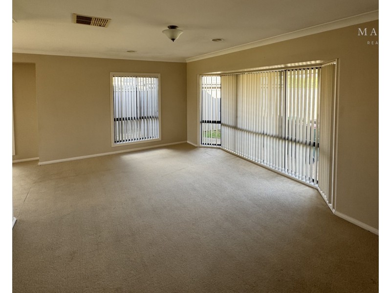 5 Womboin Crescent, Glenfield Park NSW 2650